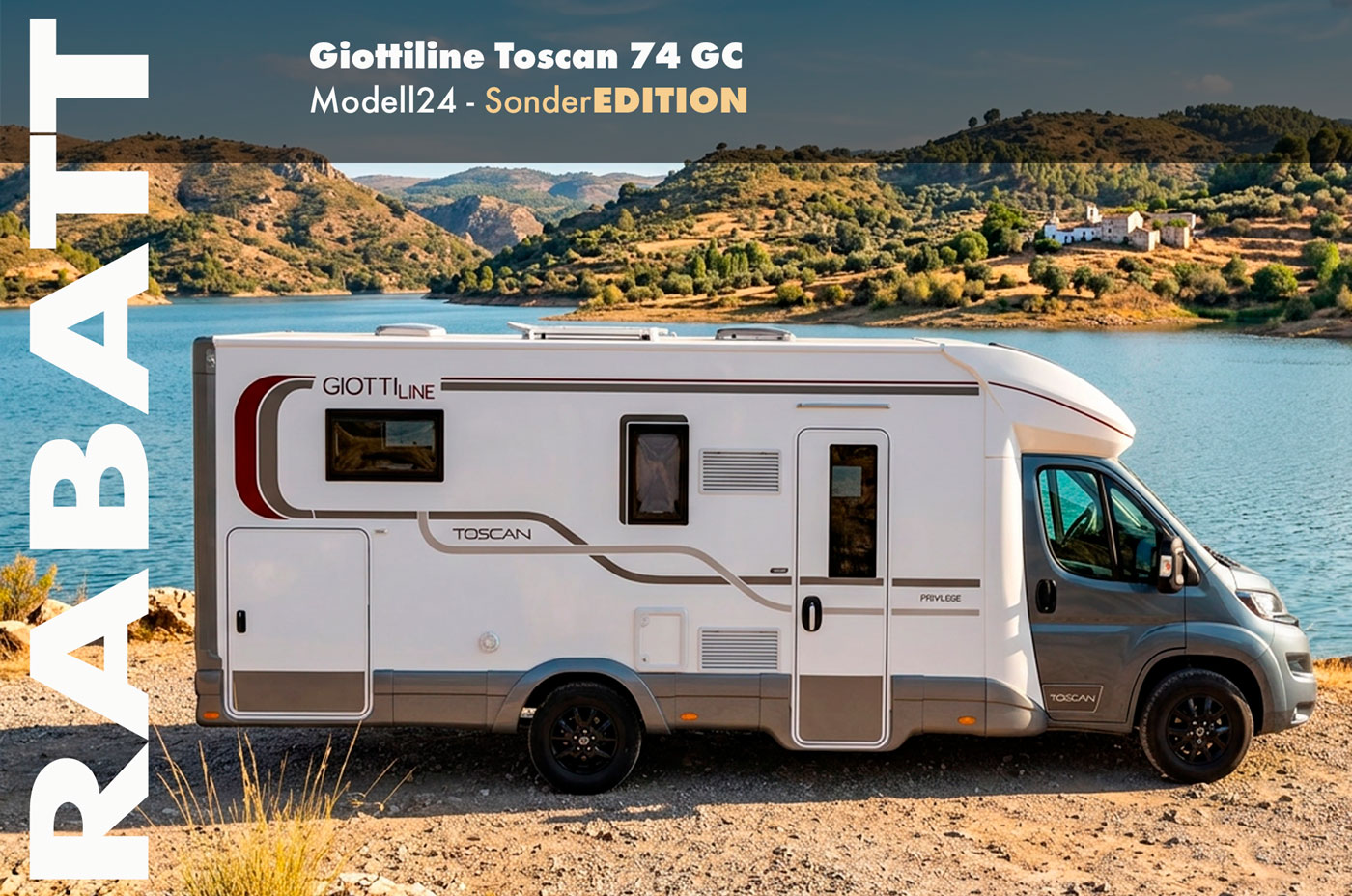 Giottiline Toscan teilintegrietes Wohnmobil auf einem Schotterweg, am See, stehend mit traumhafter Bergkulisse im Hintergrund und die Sonne scheint