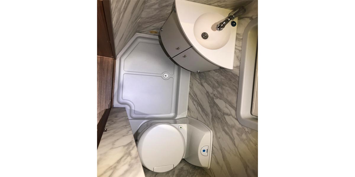 Bravia Swan 699 Van Bad mit Dusche und WC